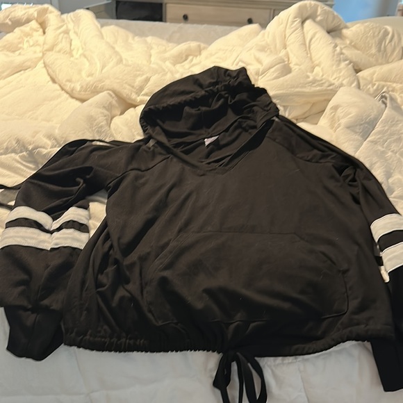 no boundaries black hoodie with detail at neck and white stripes on sleeves - Picture 12 of 13
